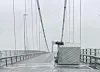 Henger veltet på brua i vindkastene.