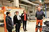 Daglig leder Jan Håvard Brevik ved Bindalsbruket AS inviterer til åpen dag denne fredagen. Bildet er tatt ved en tidligere anledning da han fikk besøk av ordfører Britt Helstad, og næringsansvarlige i Nordland fylkeskommune