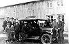Dette bildet er fra Gravvik og viser ukjente personer rundt den første bilen i bygda. Bilen ble eid av Leiv P. Livik. Noen som kjenner igjen folkene? Bildet er tatt i 1928 eller 1929.