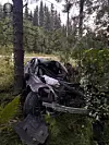 Bilen ble hardt skadet og fører ble tatt hånd av ambulanse.