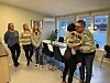 Grethe, som ikke ante hva som ventet, ble tydelig rørt av gesten. Bak til venstre Trude Sylten, Mariann Ulsund og Kristin Laugen.