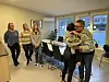 Grethe, som ikke ante hva som ventet, ble tydelig rørt av gesten. Bak til venstre Trude Sylten, Mariann Ulsund og Kristin Laugen.