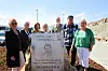 Forfattere av boka, medlemmer av minneplakett-gruppen og slektninger av Ingeborg Holm ved minneplaketten. Fra v. Berit Hernes-Jacobsen, Goggi Sæter, Olaug Mikalsen, Berit Eide, Jens Christian Berg, Arnold Jacobsen og Karin Solstad.