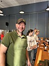 Geir Prestvik la stemmeseddelen i urnen – og var én av mange 'nærøysundere' som brukte stemmeretten.