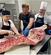 Under kyndig veiledning fra produsent Bertil Nyheim lærer elevene å partere Charolais-slakt.