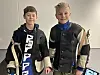 Klassekompisene Lukas Nogva Johansen og Magnus Pettersen skyter for hvert sitt skytterlag.