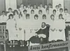 Konfirmanter i Lundring kirke sammen med prest Karstein I. Ness. Året var 1986.