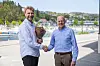 Jonas Williksen gratuleres med ny jobb av styreleder Ketil Ryhus. Foto: Lykt