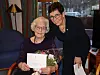 Solfrid Sylten mottok blomster fra ordfører Britt Helstad i Bindal kommune, og hilsen fra Kong Harald på 100-årsdagen mandag 6. januar.
