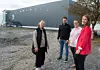 Katarina Knudsen (til venstre) og de andre foreldrene i de to barnehagene på Kolvereid har tatt initiativ til fri lek på den ene hallflaten i Nærøysund arena hver søndag fra 1. oktober. Dette er et initiativ Trond Stian Jenssen, Stine Barstad Holm og Anne Lene Gregersen fra Nærøysund kommune setter stor pris på.