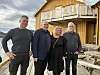 Selger Tron Nogva (til høyre) sammen med Einar Dekkerhus fra YNVS, Rune Venås fra fylkeskommunen og rektor ved YNVS Anita Frelsøy.