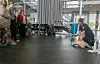 Lise Sæternes, som i tillegg til å være brannkonstabel også jobber som ambulansearbeider ga ansatte ved Rørvik skole en innføring i hjerte- og lungeredning.
