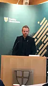 Stian Aakre fra Nærøy fikk med seg resten av fylkestinget i Trøndelag i å jobbe videre for at ordningen «Hjem for en femtilapp» skal gjelde over hele fylket.