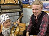 Smeden hadde flere strenger å spille på: Storm Finvold Lorentsen sammen med Sigurd Lorvik Hansen, som også tok fram fela under Kulturverndagen.