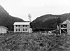 Lensmann Arnold Fossem og betjent Alf Skogmo ble skutt inne i huset på Urvoll gård 1942.