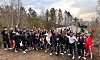 Valrussen 2025 samlet til felles feiring under russetida. Nå har de donert overskuddet fra feiringen til en god sak.