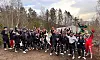 Valrussen 2025 samlet til felles feiring under russetida. Nå har de donert overskuddet fra feiringen til en god sak.