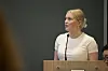 Emme Hellesø fra ungdomsrådet entret talerstolen.