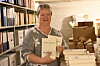 Hilde Storkjørren sier de selger bygdebøkene på biblioteket - men det selges ikke så mange per år.