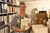 Hilde Storkjørren sier de selger bygdebøkene på biblioteket - men det selges ikke så mange per år.