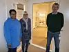 Avdelingsleder Sangeetha Skarstad og gjeldsrådgiverne Irene Høvik og Johnny Karlsen oppfordrer personer med betalingsutfordringer om å ta kontakt for å få hjelp til å ordne opp i økonomien.