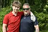 Leander Anthoni Johansen (til venstre) og Kenneth Raymond Johansen har funnet en felles lidenskap i golfen.