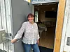 Elisabeth Helmersen er glad for å kunne ønske velkommen inn i gammelskolen.