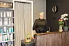 Frisør Anette Vikestad er fornøyd med nye lokaler i Terråk Servicebygg.