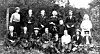 Ungdommer fra distriktet fotografert i 1920. Foran fra venstre: Gustav Skagemo, Oline Larsen, Jakob Bøe, Petrine Skage, Olaf Bøe, Agnes Iversen Lona, Ingvald Larsen, Einar Larsen. Bak fra venstre: Sigrid Haugfles, Amanda Agnete Pettersen, Kristian Mareno Pettersen, Oliva Kristine Pernille Skagemo, Peter Jentoft Skagemo, Ottar Kornelius Larsen og Ingrid Helene Skagemo.