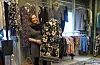 En god del plagg er allerede kommet på plass i den nye butikken. Nå venter Ann Heidi Buvarp og resten av Frivilligsentralen på at koronaviruset skal roe seg ned slik at butikken kan åpne dørene.