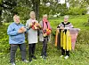 Paula Lindrupsen, Lilly Brekkvassmo, Sonny Nilsen og Tone Sæternes i Bindal handtverkslag prøver ut plantefarging med jevne mellomrom. Sjalet til høyre på stativet er strikket med garn som er farget tidligere. Inger Anna Reppen deltok også i dette prosjektet. Hun var ikke til stede da bildet ble tatt.