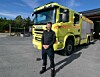 Brannsjef Martin Øie Lauten er fornøyd med at de nå har fått byttet ut den over 25 år gamle brannbilen på Kolvereid med en mye nyere modell.