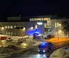 Nødetatene på plass ved Kolvereid ungdomsskole lørdag kveld etter melding om brann i en container.