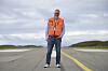 Til vanlig er det fly, bakkemannskap og kjøretøy som har rullebanen som arbeidsområde. Jan Rune Sæbø kjenner området godt etter 17 år på Ryum.