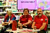 Dordis Furu og Anne-Grethe Vareide fra besøkstjenesten og Gaute Rauø fra hjelpekorpset.