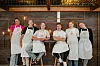 Piotr Cielslik (nummer fire fra venstre) kjemper om å bli MasterChef i kampen mot elleve andre unge talenter.