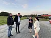 Terje Wahl (f.v.), leder i Amcarklubben, varaordfører og lokal FrP-politiker Terje Settenøy, Ann Helen Borgan og Ida Waagø, nestleder i Nærøy idrettslag, samlet seg på Varøya for å vise fram den hullete veien og uttrykke sin frustrasjon over manglende tiltak.