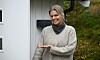 – Velkommen inn, sier Kine og smiler. Uthuset er blitt et kreativt rom.
