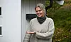 – Velkommen inn, sier Kine og smiler. Uthuset er blitt et kreativt rom.