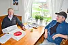 Fôr-leverandør Ole Morten Fjær (t.h.) kom med kake for å feire Aakre (t.v.).