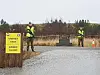 Ute på Garstad står HV-soldatene vakt for et interesse-punkt.