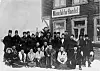 Bildet er tatt utenfor Rørvik Manufaktur, trolig 26. februar 1909. Det som til slutt ble reindriftsorganisasjonen NRL begynte med møter flere steder i Nordland og Trøndelag, gjerne kombinert med misjonsmøter. På bilde er en rekke representanter fra følgende familiene avbildet: Westerfjell, Kappfjell, Marsfjell, Nursfjell, Dunfjell, Kvitfjell med flere. I midten emissær Pedersen.