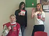 Fra venstre: Kine Bråteng, 8. klasse, Maria Destiny, 10. klasse og Frida Elisabeth Blikø, 10. klasse samlet inn penger for demensaksjonen.
