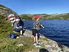 Johannes Bergvik har fisket før, det viste han sammen med bestemor Elida Bergvik.