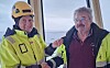 Her skifter nøklene offisielt eier. Til venstre Inge Hestad og til høyre byggingeniør/arkitekt Mauri Lappalainen fra Nærøysund Kraftbetong,