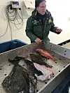 Faglærer Liv Reiersen ved YNVS informerte sine elever om fiskeslagene.