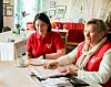 Leder i Nærøysund demensforening, Marit Dille, inviterer til kurs onsdag 26. april. På bildet er hun sammen med Helga Moen som tidligere var leder av demensforeninga i mange år.