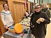 Kristin Finnestrand handlet ost og viltkrydder av Meike Laan, Litlvea Gård.