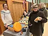 Kristin Finnestrand handlet ost og viltkrydder av Meike Laan, Litlvea Gård.