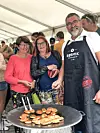 Øyvind Pettersen (t. h.) steker opp mange av de prisvinnende fiskekakene til Rørvik Fisk. De ble raskt populære under matfestivalen i Trondheim.